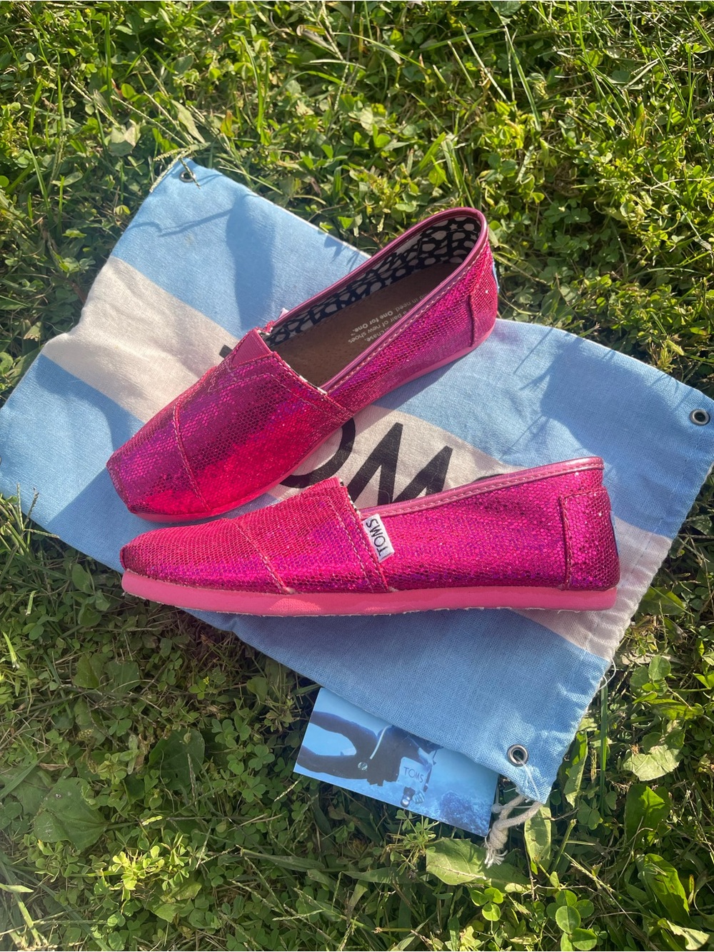 Girls size 1.5 Toms Glitter Slip-Ons in fuchsia.